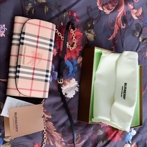 ❤️ BEAUTIFUL• A U T H•B U R B E R R Y•CROSSBODY!❤️